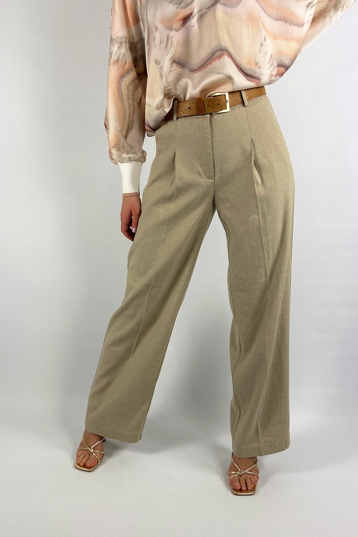 Broek linnen wijd in de kleur beige van het merk Cambio