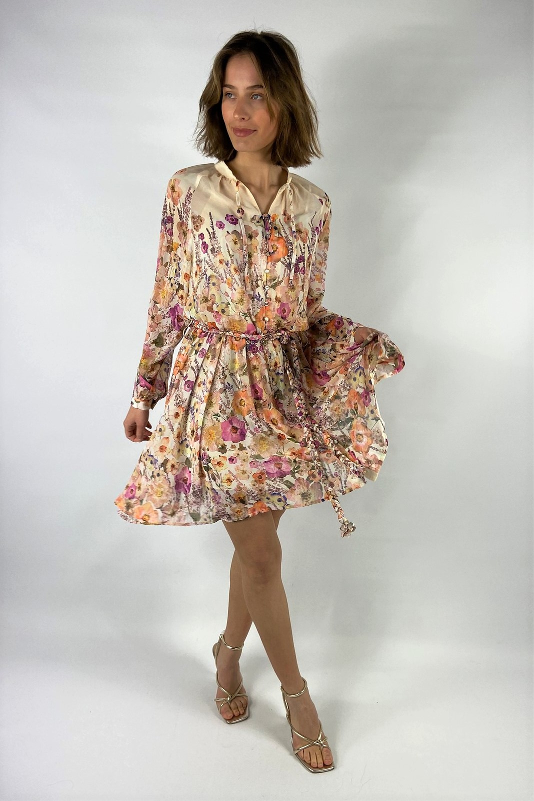 Kleed V riempje floral print in de kleur blush floral van het merk Dreamcatcher