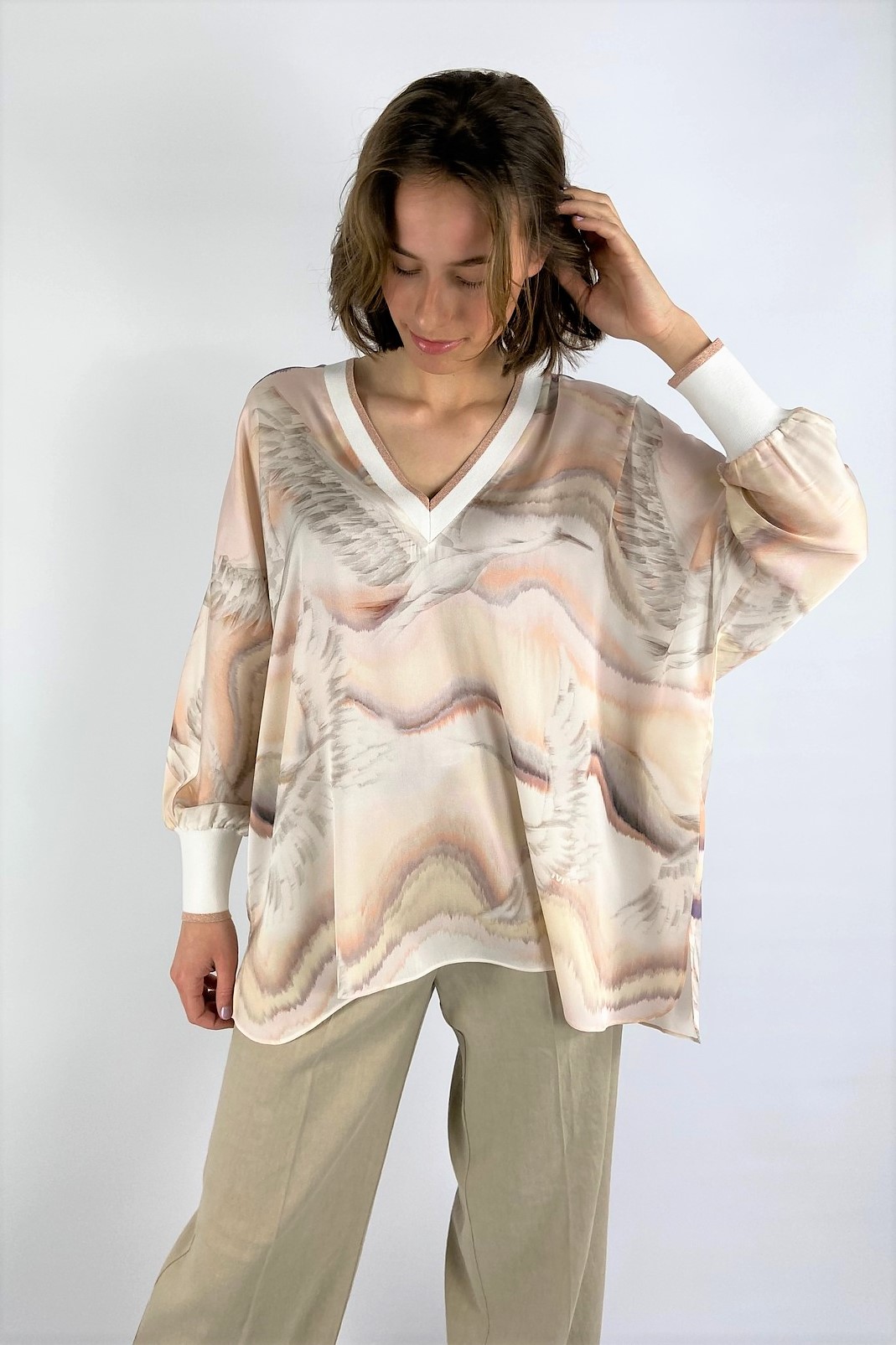 Shirtbloes V print tricot in de kleur cream zalm van het merk Ivi