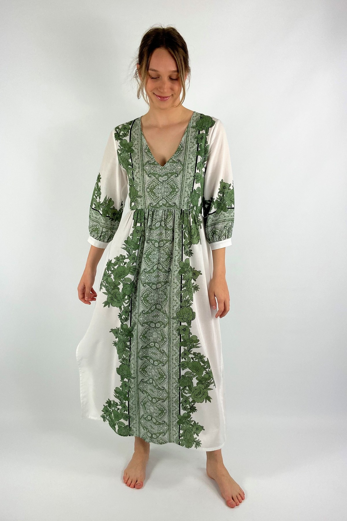 Kleed lang paisley print in de kleur ecru groen van het merk Justeve