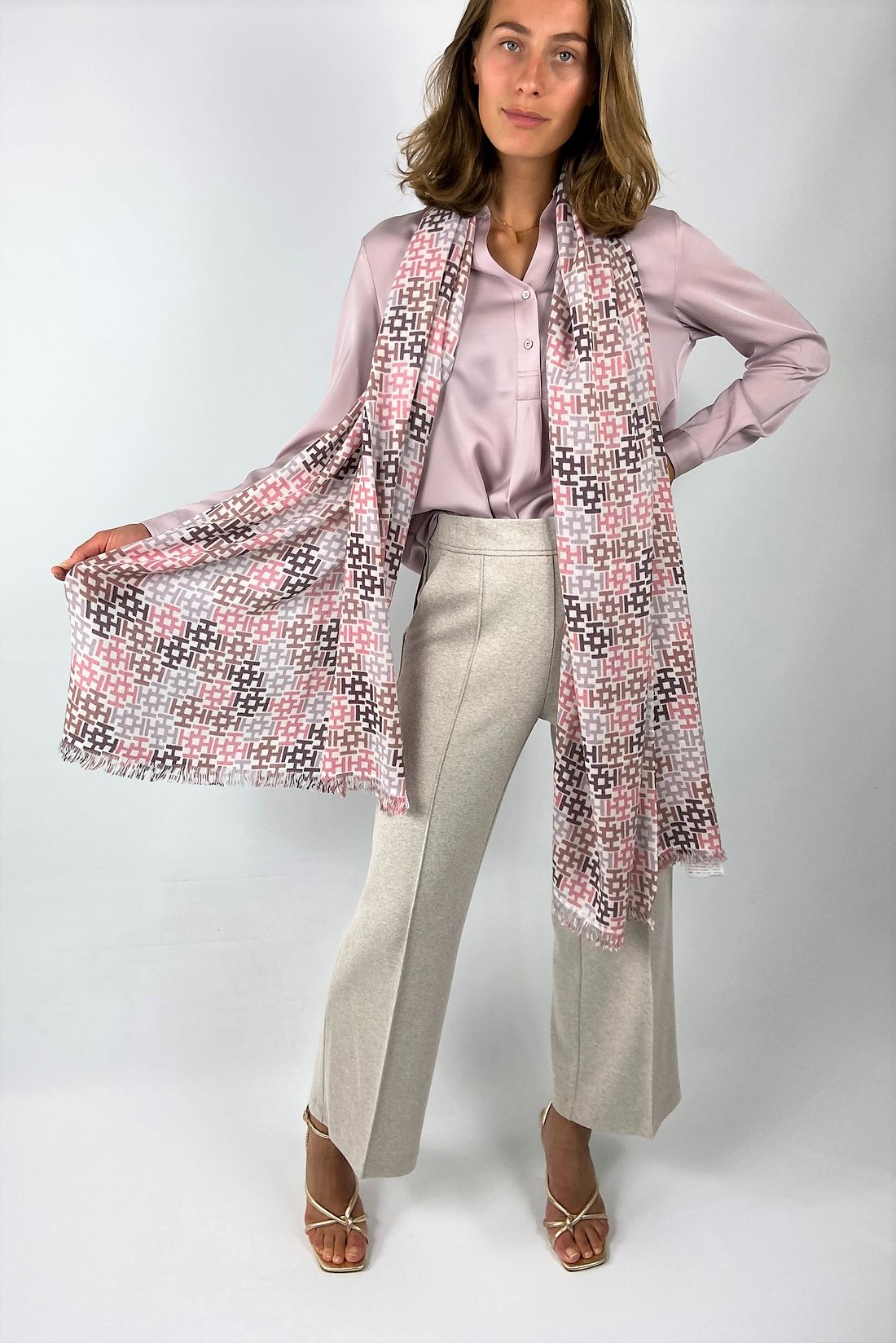 Sjaal H cashmere in de kleur ecru roze van het merk Hemisphere