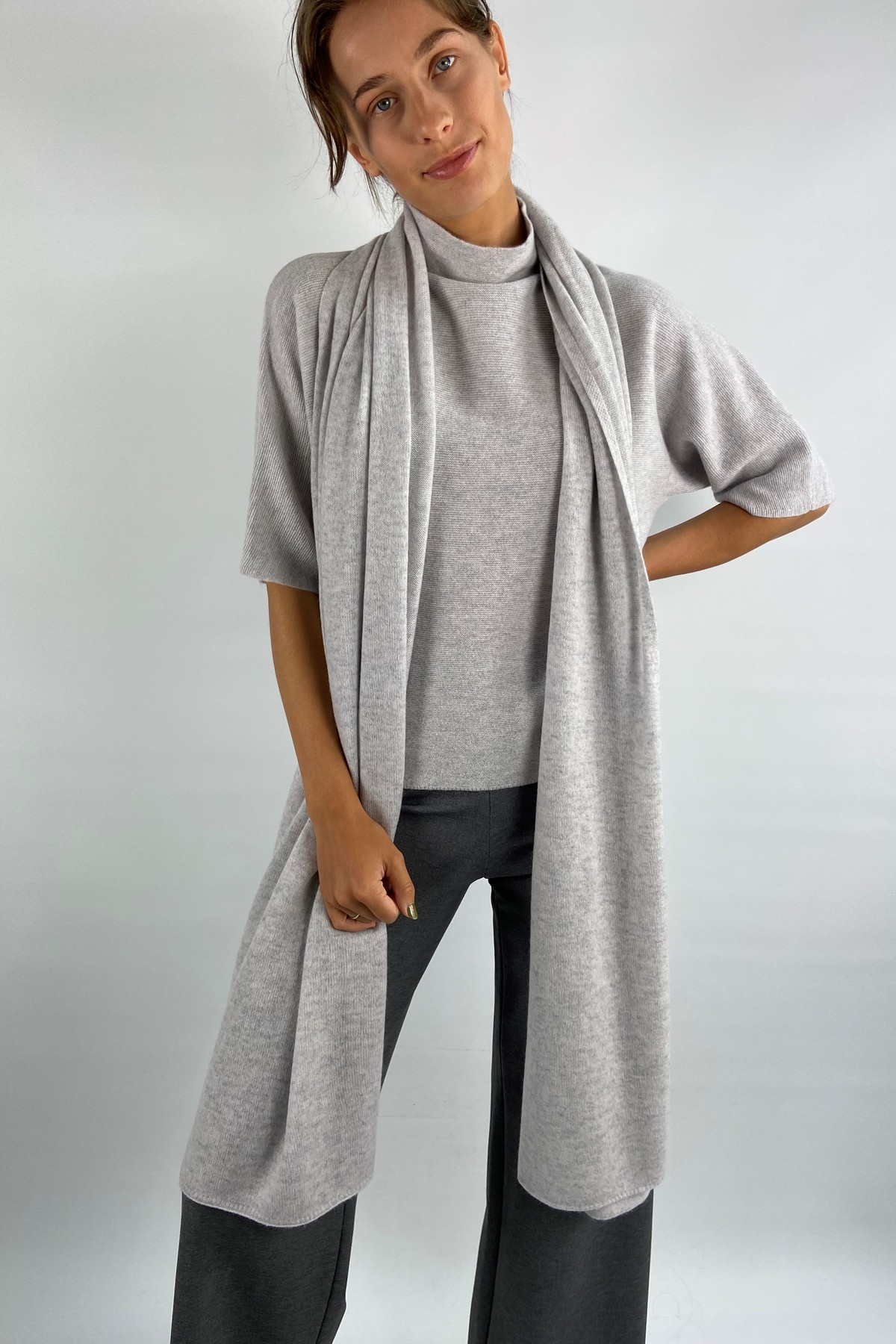 Sjaal wol cashmere in de kleur lichtgrijs van het merk FFC