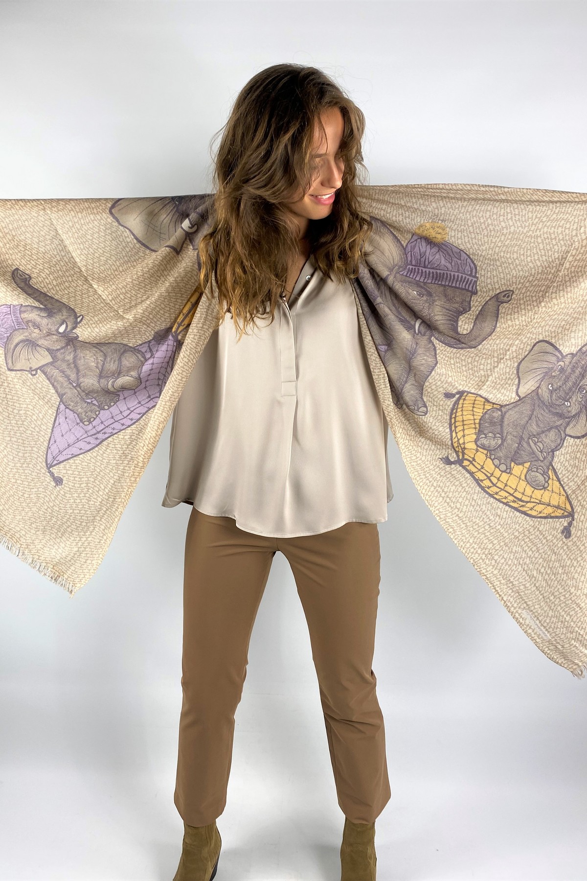 Sjaal lang in de kleur beige mauve van het merk Hemisphere